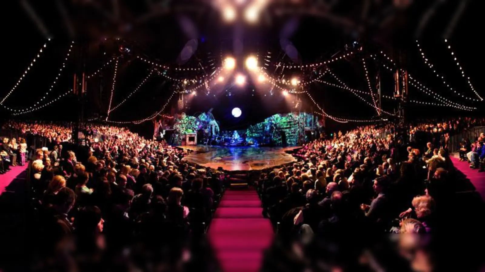 Eine Rundbühne ermöglicht es dem Publikum, mitten im Geschehen mitzufiebern. (Foto: Daniel Cramer)