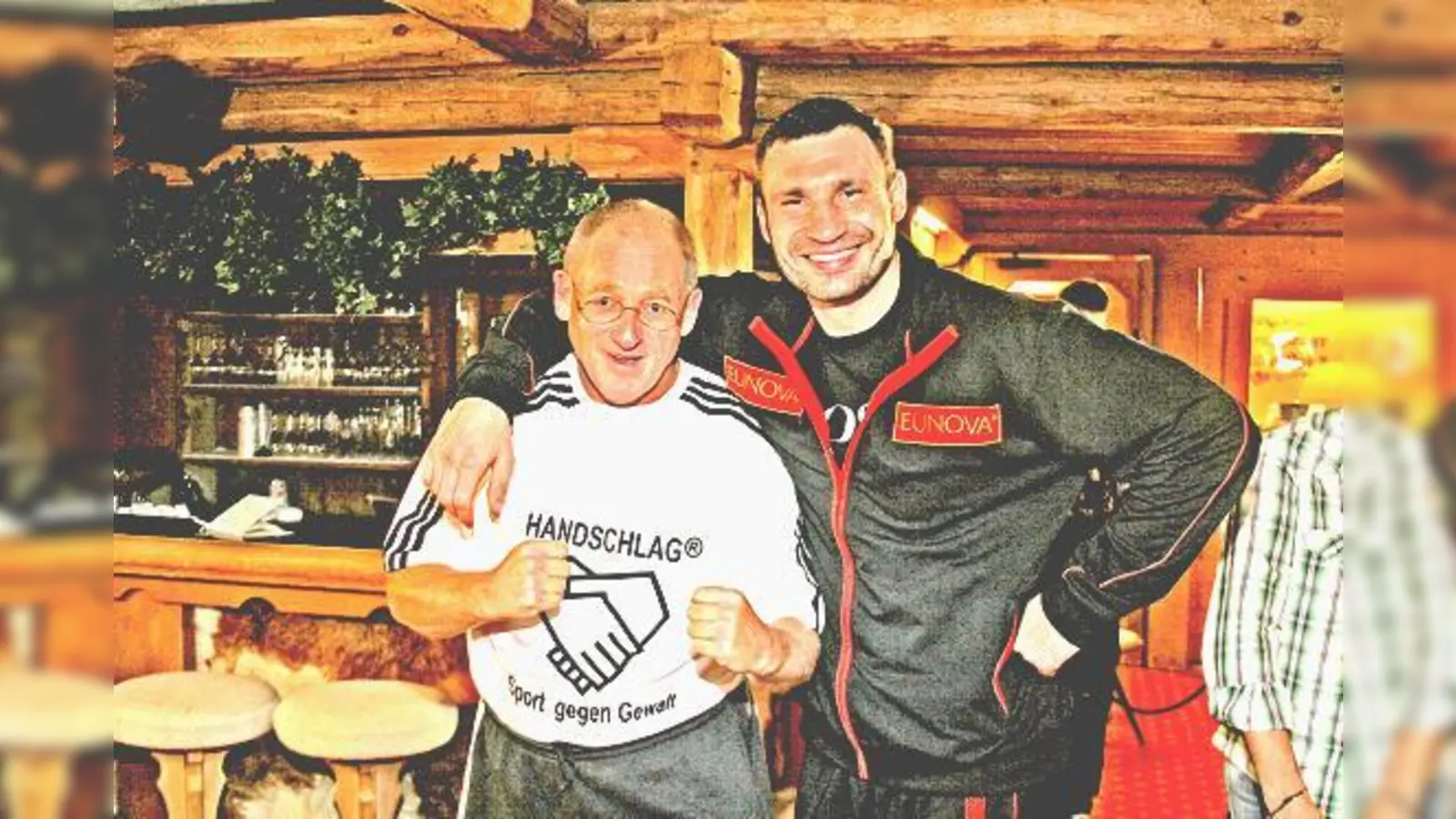 Vitali Klitschko nahm Boxfabrik-Chef Roland Suttner (l.)  ganz sanft in den Schwitzkasten. 	 (Foto: ek)