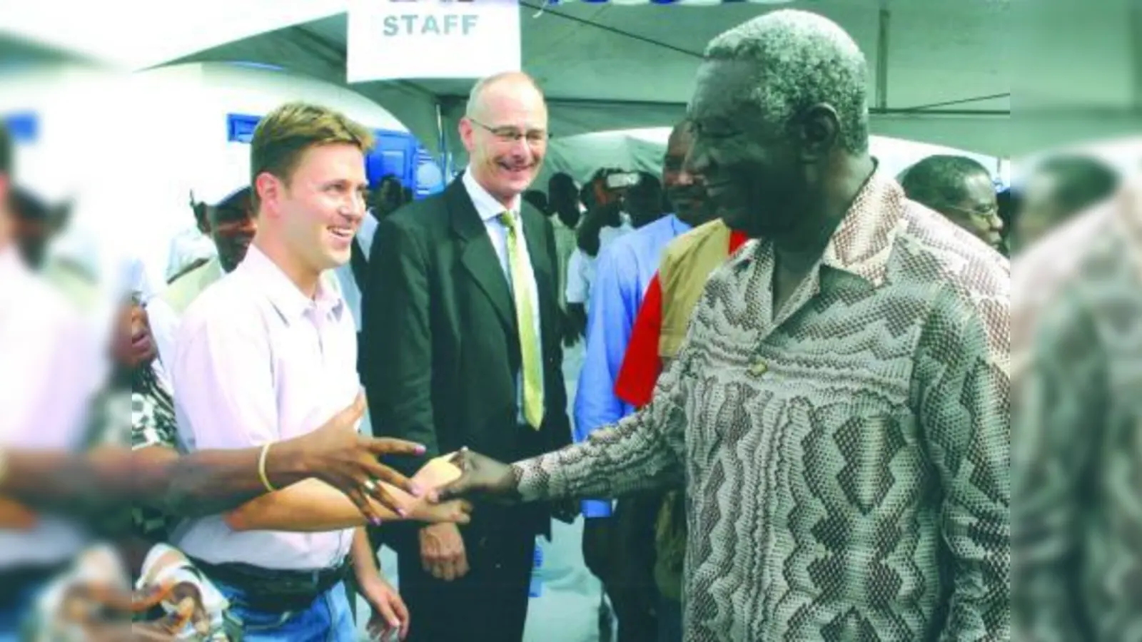 Übergabe der Trinkwasseranlage: Rapahel Hofmann (l.) mit dem damaligen Präsidenten Ghanas, John Agyekum Kufuor. (Foto: privat)