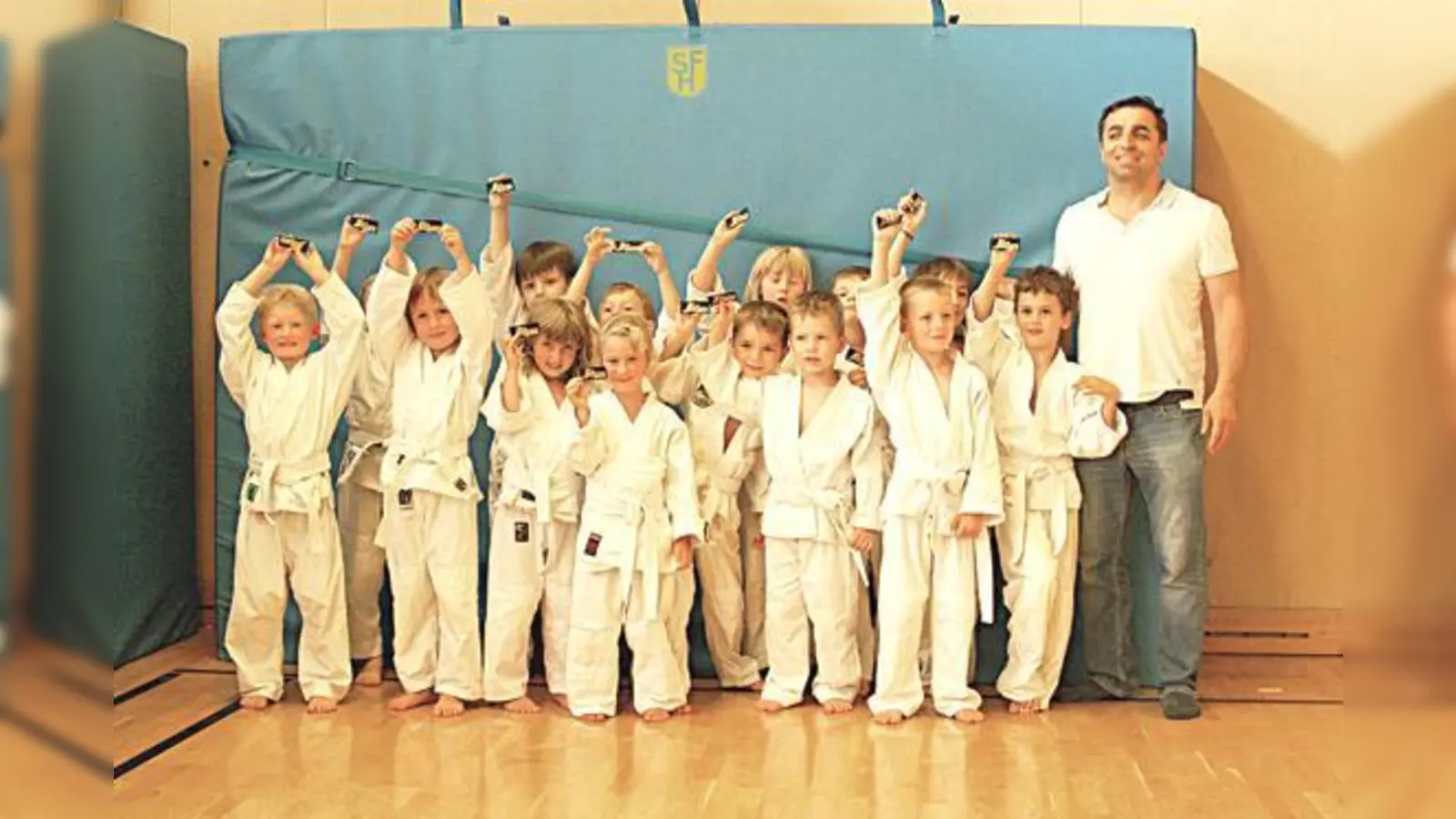 Stolz auf ihre Leistung und ihr Abzeichen: So freut man sich auf das Training nach den Ferien.	 (Foto: VA)