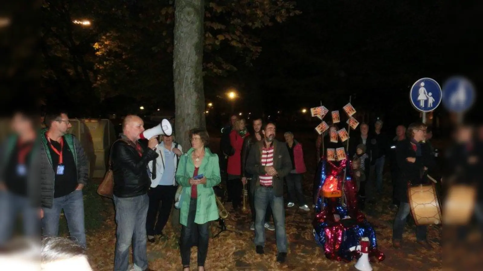 Veranstalter Willi Wermelt (mit Megafon) eröffnete 2017 die erste Westend-Musiknacht am Gollierplatz. Dieses Jahr wird der Open-Air-Start im Pfarrhof der Auferstehungskirche erklingen. (Foto: ds)