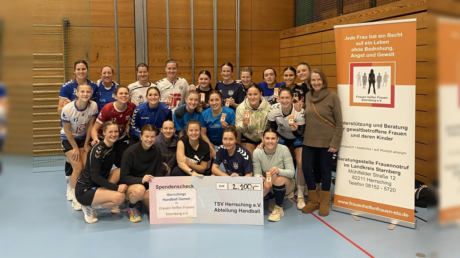 Die Handballerinnen des TSV Herrsching konnten einen Scheck über 2.100 Euro überreichen. (Foto: TSV Herrsching)