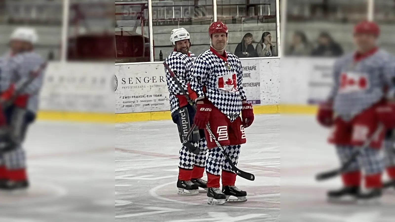 Der Kanadier und Nachwuchstrainer des EHC Klostersee, Bob Wren (roter Helm), wird am Wochenende erneut sein Classics-Turnier ausrichten. (Foto: smg)