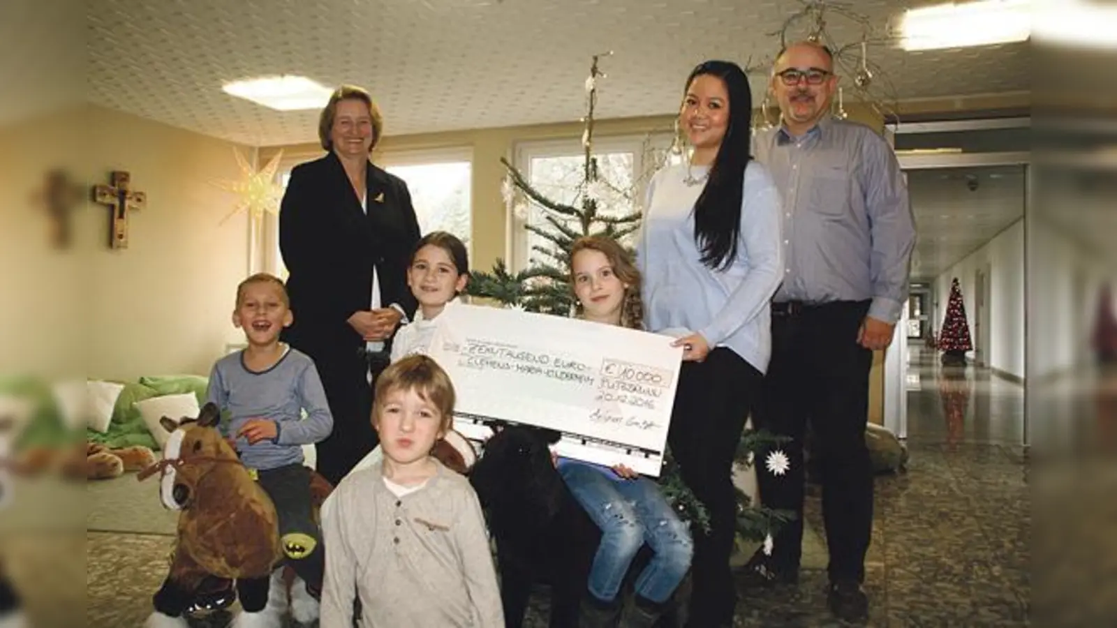 Mit den Kindern des Putzbrunner Clemens-Maria-Kinderheims freut sich die Leiterin Sabine Kotrel-Vogel (l.) über die Spende von Avision, übergeben von Geschäftsführer Jürgen Bernert und Vertriebsassistentin Catharina Le (r.). (Foto: Privat)