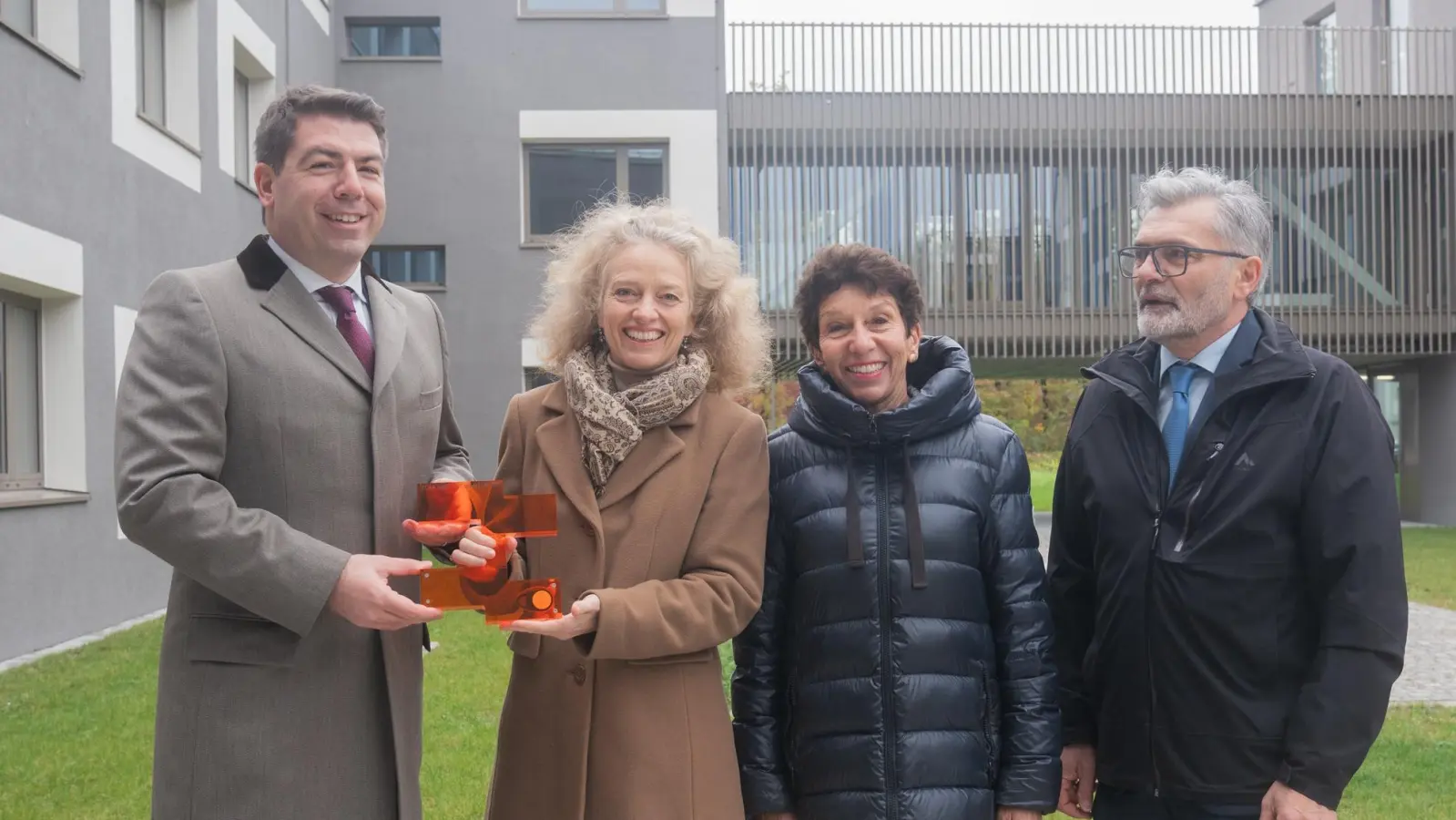 (v.l.n.r.) Bei der Schlüsselübergabe: Staatssekretär Thomas Hitschler, Präsidentin Prof. Eva-Maria Kern, Andrea Rieger von der BImA, sowie Andreas Kronthalervom Bauamt Freising. (Foto: UniBw M / Christian Siebold)