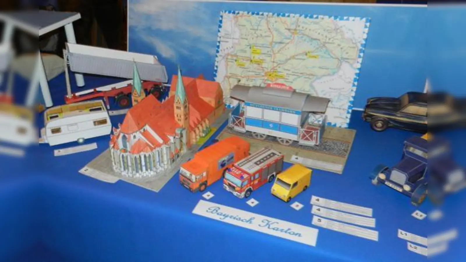 Maßstabsgetreu wurden die Kartonbaumodelle umgesetzt, zu bewundern sind sie am 10. November in der Gaststätte Gartenstadt.  (Foto: Heike Woschee)