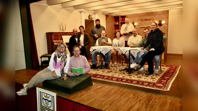 Das „Bixlmadam”-Team mit Spieleiterin Natalie Wieland, Souffleur Erich Langer (vorn), Wolfgang Balk, Anna Maisberger, Michael Brida, Markus Gubelmann, Sabine Köstler, Dominik Drexler, Jan Konarski, Florian Brenner und Claudia Schmick (v.l.). (Foto: us)