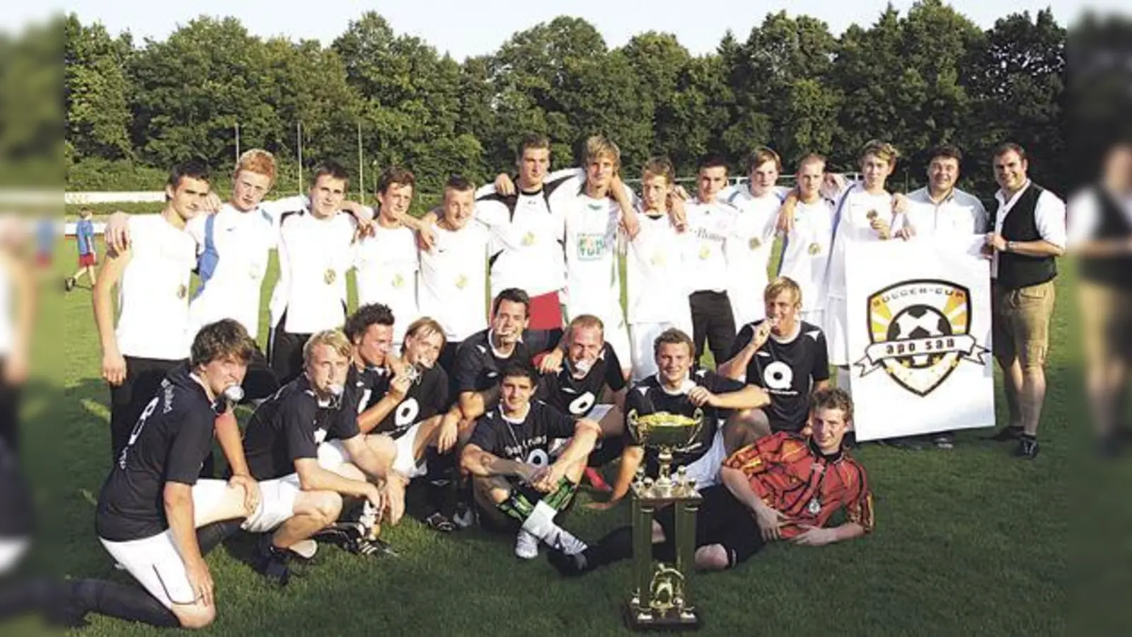 MdB Florian Hahn und Bürgermeister Thomas Loderer (v. r.) waren auch letztes Jahr mit von der Partie beim Benefiz-Fußballturnier.  (Foto: Privat)