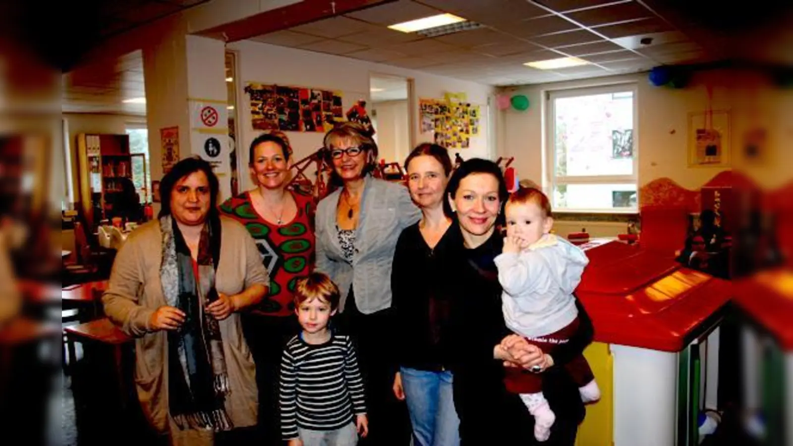 (Von rechts): Treffleiterin Yvonne Todisco, Christine Exner vom Vorstand, die Landtagsabgeordnete Brigitte Meyer, Sozialpädagogin Simone Döderlein und Susanne Veit vom Landesverband der bayerischen Mütter- und Familienzentren.  (F.: ws)