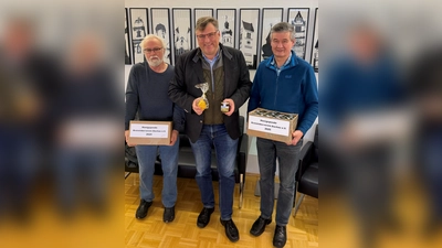 Walter Niedermaier und Erich Metz vom Imkereivereins Dachau überreichten Landrat Stefan Löwl (M.) eine Honigspende. (Foto: LRA Dachau, Stefen Varga)