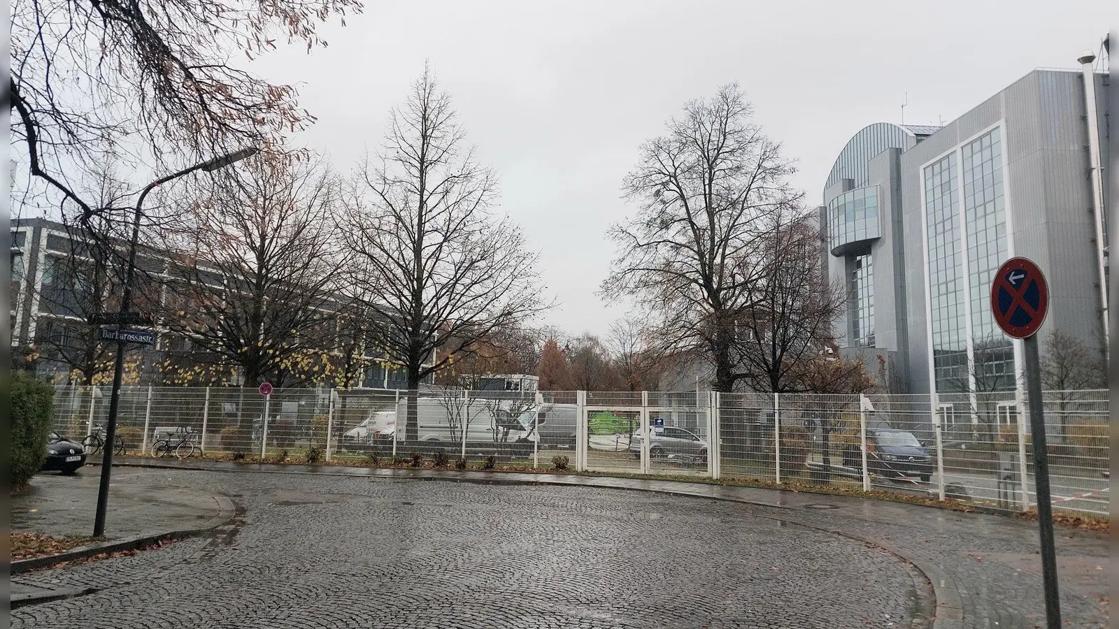 An der Ecke Barbarossastraße/Franz-Fischer-Straße stehen heute Industriebauten. Bis 1987 lag hier die Sportanlage des Fußballvereins SpVgg Helios München. (Foto: bas)
