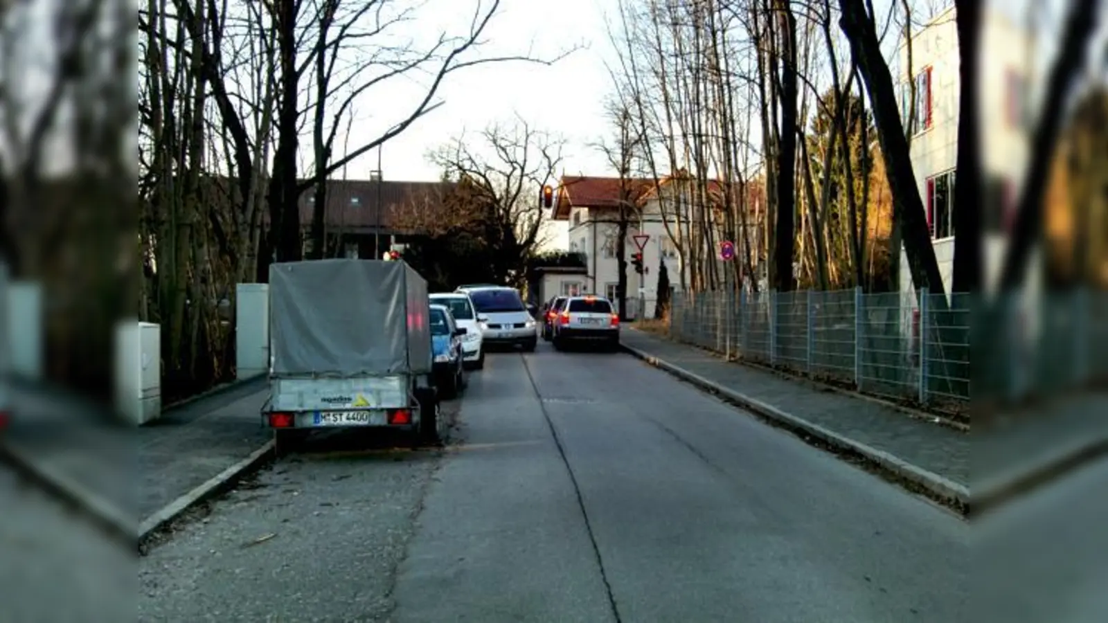Die schmale, überwiegend einseitig zugeparkte Lohengrinstraße soll zwischen Oberföhringer und Effnerstraße als Tempo-30-Zone ausgewiesen werden. Rechts das Gehörlosenzentrum. 	 (Foto: ikb)