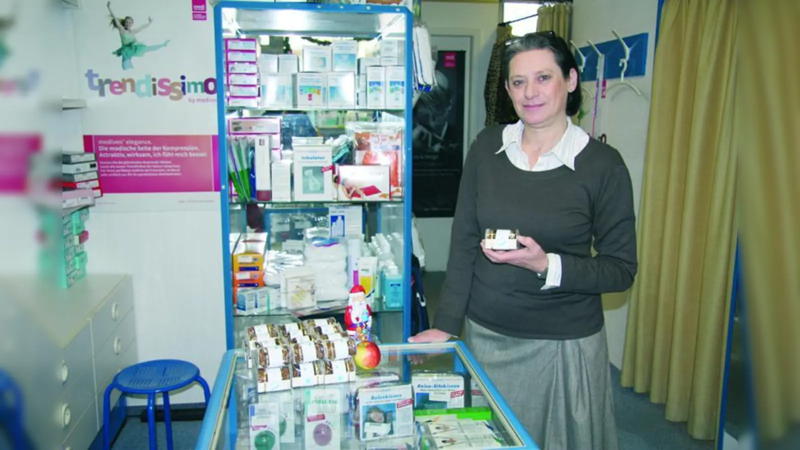 „Die Lebkuchen kommen sehr gut an“, freut sich Filialleiterin Marielle Veith. Das Sanitätshaus Danzeisen (Fürstenrieder Str. 34) konnte an diesem Tag viele Kunden mit der süßen Leckerei verwöhnen. Dass bei Danzeisen die Kundenzufriedenheit ganz oben auf der Liste steht, bestätigt Marielle Veith: „Eine Kundin war begeistert, dass sie einen Lebkuchen bekam, obwohl sie gar nichts gekauft hat!“ (Foto: sb)