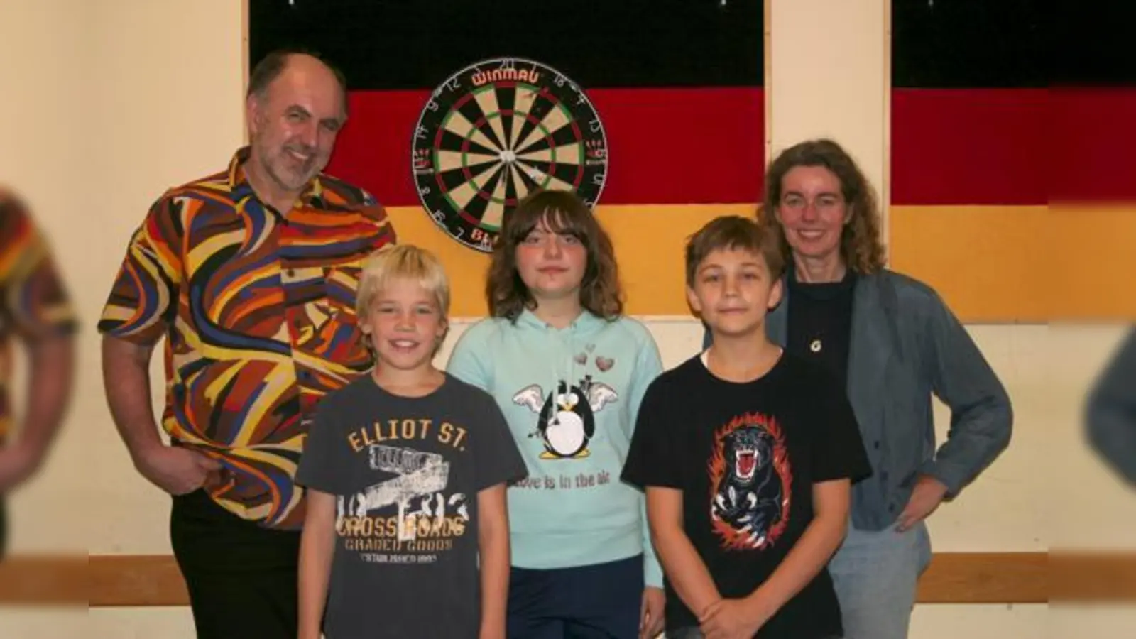 Kurt Wieser, Benni, Alice, Max und Katharina Könike (v. l.) spielen begeistert gemeinsam Dart am Luitpoldgymnasium. 	 (Foto: scy)
