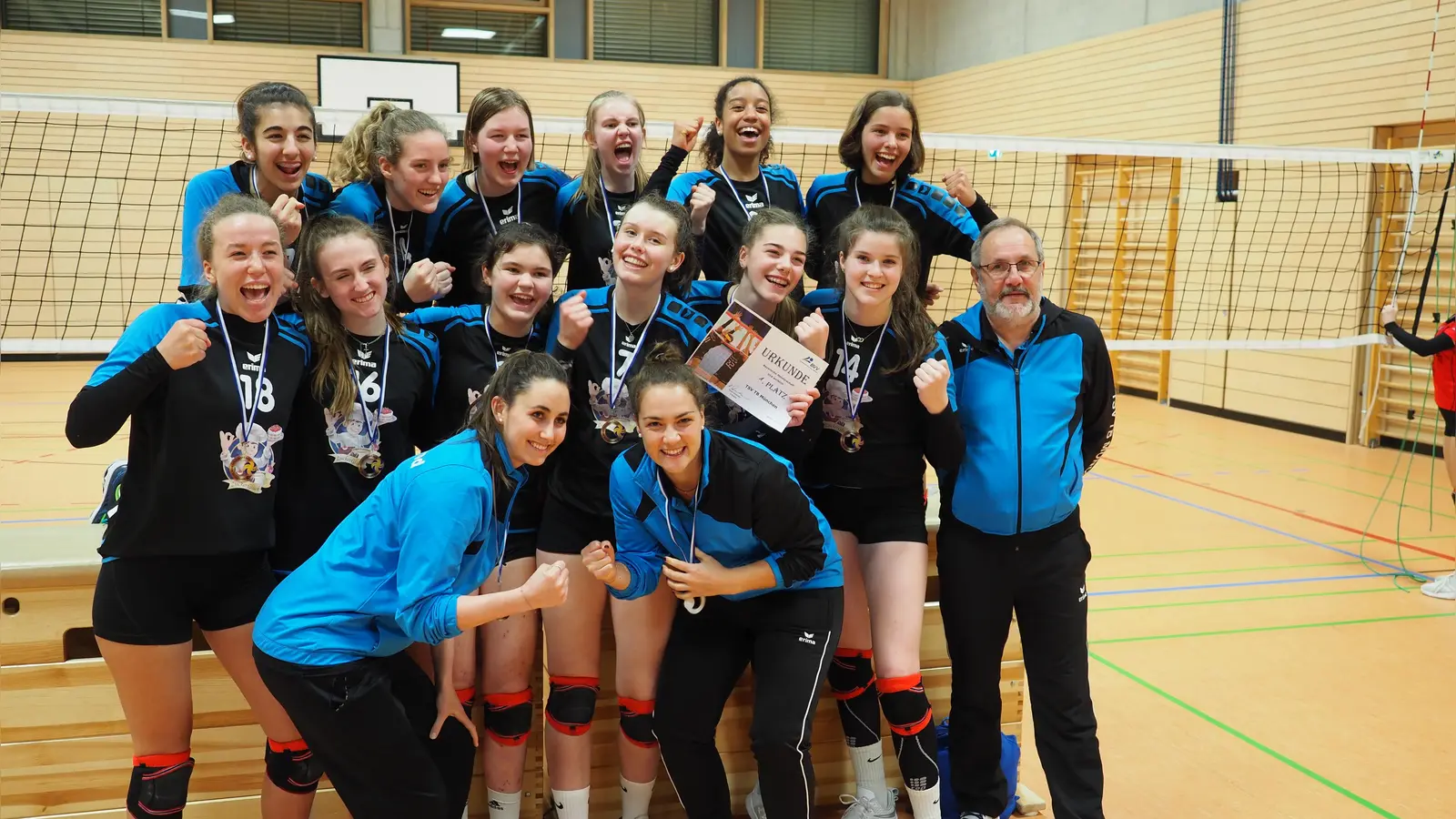 Die U16 Volleyballmannschaft des TBM holte sich beim TSV Ansbach den begehrten Bayerischen Meistertitel. Jetzt darf gefeiert werden. (Foto: TBM)