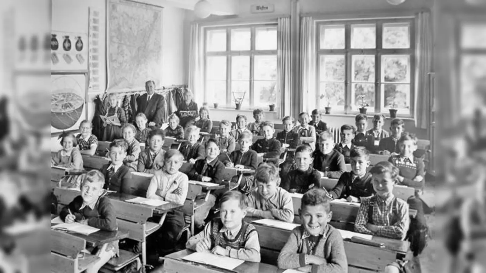 Als es noch eifrige Schüler gab: Die vierte Klasse der Volksschule Pfanzeltplatz im Jahr 1952 mit Lehrer Lerner.	 (Foto: Privat)