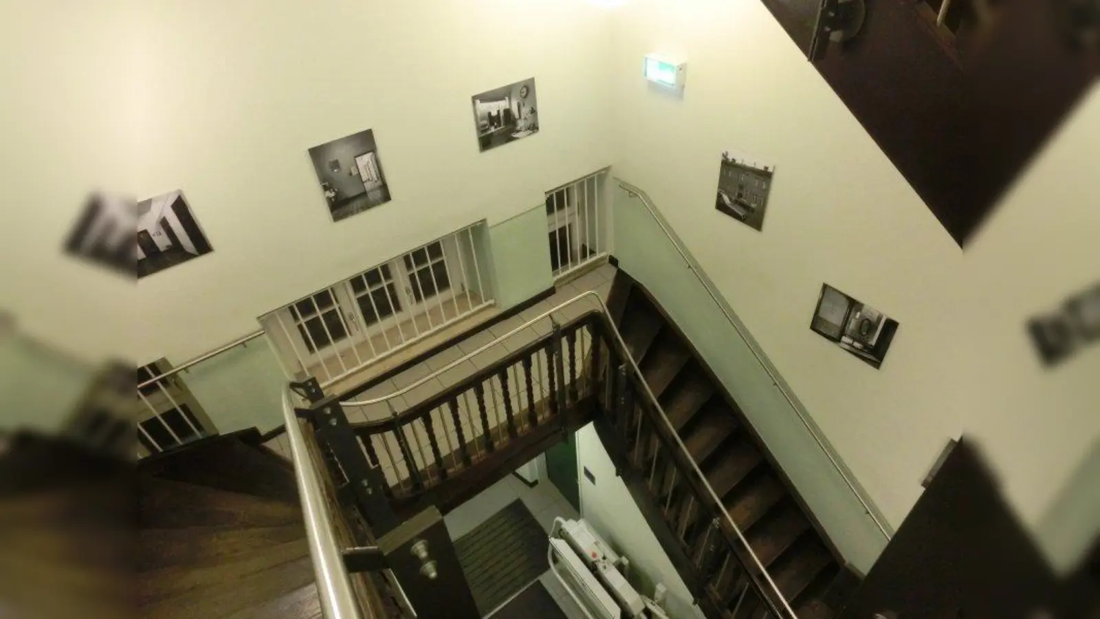 Das Treppenhaus blieb erhalten und auf den Fotos an den Wänden sieht man, wie es früher im „Tröpferlbad” aussah. (Foto: ds)