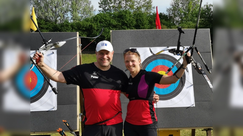 Kornelia Bauer und Peter Zeller, von den 1.Dachauer Bogenschützen liefern souveräne Leistungen beim 30. Maiturnier in Ergolding ab. (Foto: TSV)