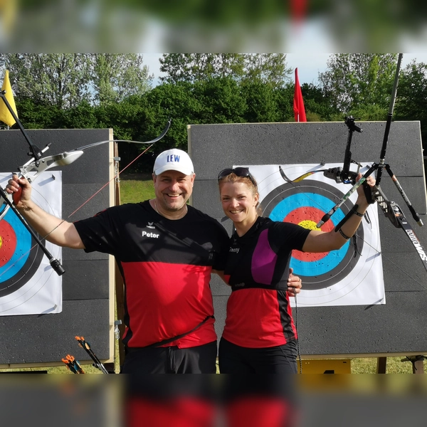 Kornelia Bauer und Peter Zeller, von den 1.Dachauer Bogenschützen liefern souveräne Leistungen beim 30. Maiturnier in Ergolding ab. (Foto: TSV)