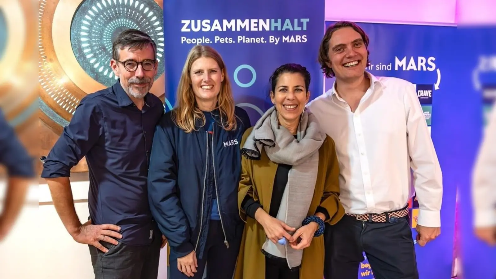 Marco Eisenack (MUCBOOK), Nina Wenzl (Mars in Deutschland), Nadine Vicentini (Munich Creative Business Week) und Carsten Simon (Mars in Deutschland) beim Auftaktevent von Zusammen.Halt (v.l.).  (Foto: © Beatrice Jezewski)