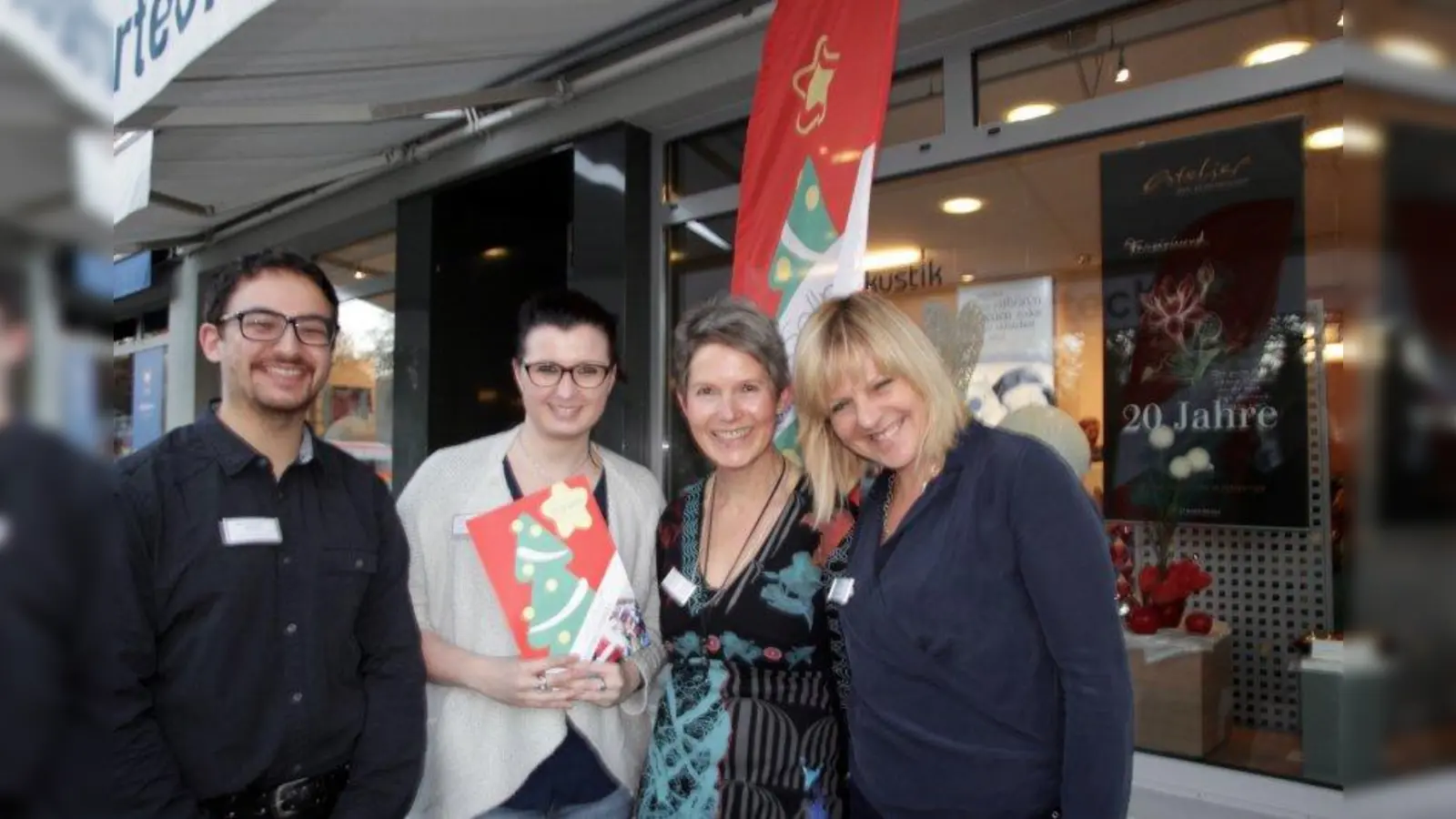 Bei Luber Hörakustik drehte sich alles ums Hören. Hier waren kostenlose Hörtests, Beratung und zum Abschluss des Adventseinkaufens viel Musik geboten, als Gitarrist und Songwriter Matt Checker ein kleines Konzert für die Kunden gab. V.l. Alex Weber, Julia Schuller, Brigitta Luber und Evelyn Bauer. (Foto: us)