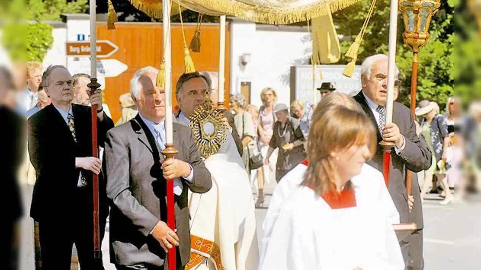Zum letzten Mal wird Pfarrer Josef Schranner den Fronleichnamszug anführen. Im Herbst geht er in den wohlverdienten Ruhestand.  (Foto: Schunk)
