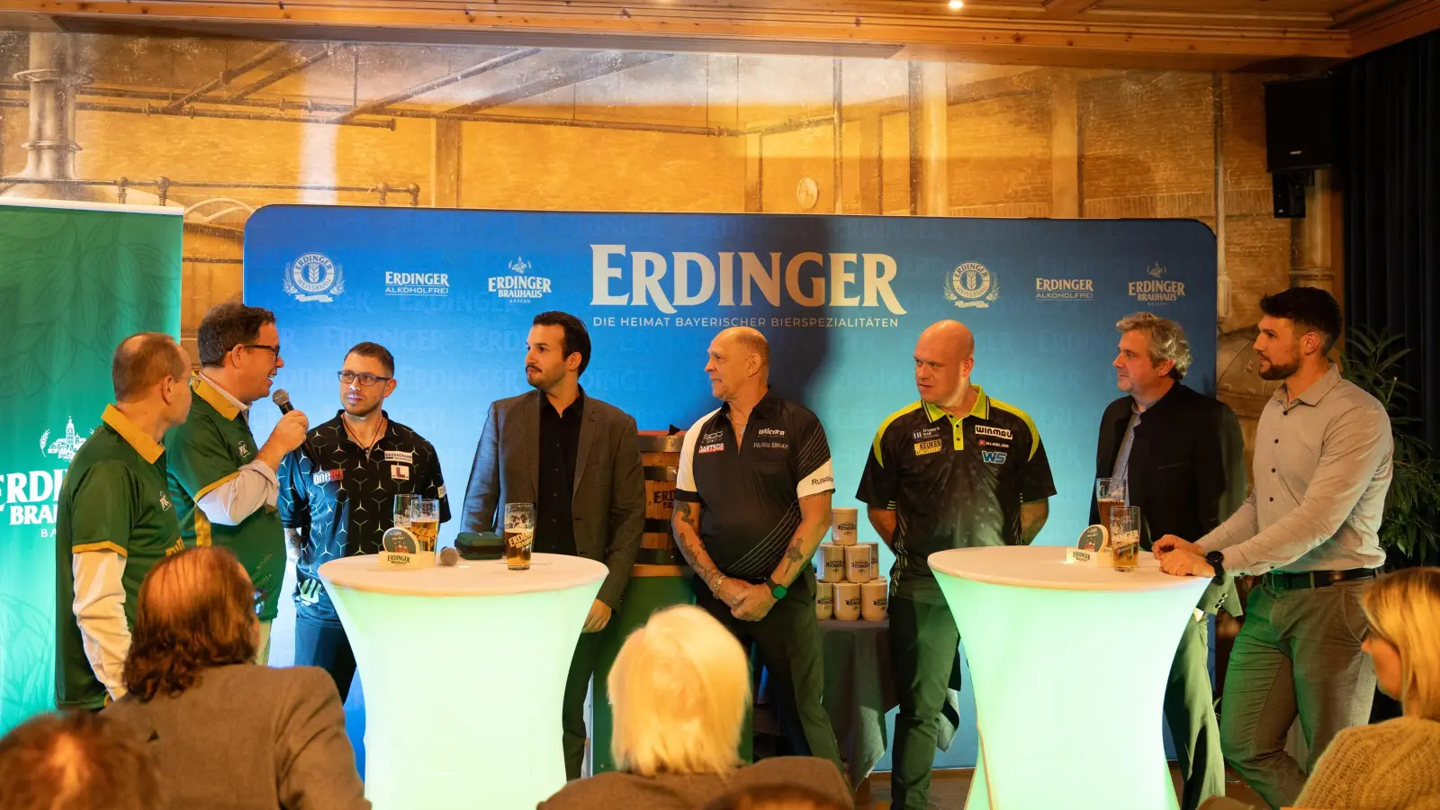 Dr. Stefan Huckemann, Wolfgang Kuffner (beide Geschäftsführer ERDINGER), Lukas Wenig, Philip Brzezinski (PDC Europe), Russ Bray, Michael van Gerwen, Werner von Moltke (Geschäftsführer PDC Europe) und Konstantin Daum (PR-Manager ERDINGER)(v.l.) (Foto: ERDINGER)