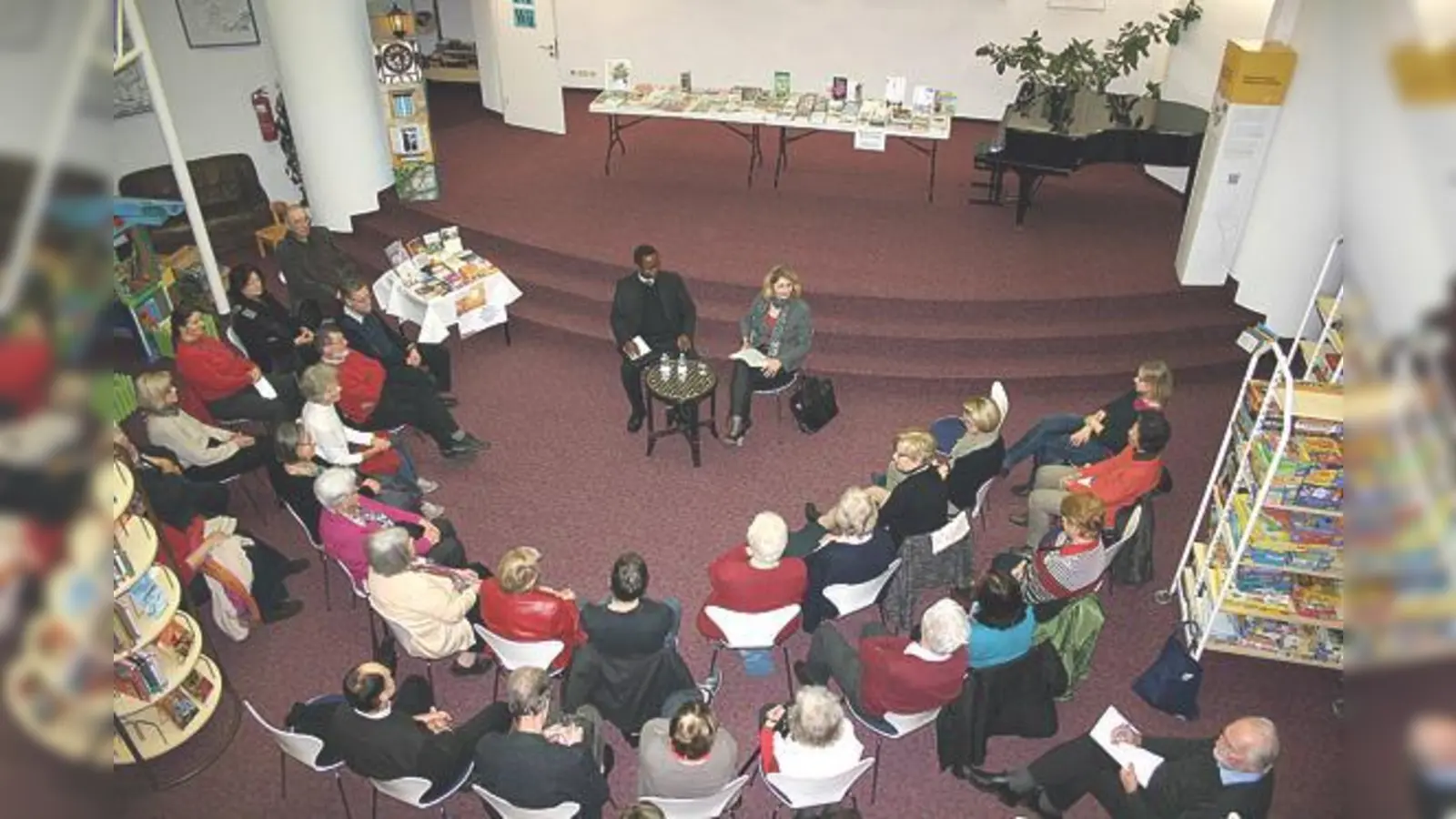 Das Kreisbildungswerk und Stadtbücherei luden ein zum Kennenlern-Gespräch mit dem neuen Stadtpfarrer ein.	 (Foto: KBW / Stadtbücherei Grafing)