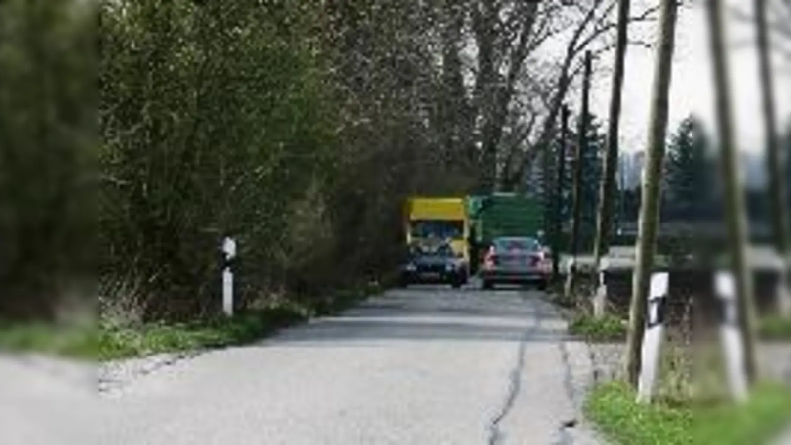 Unübersehbar ist die Enge in der Salzstraße und ihr maroder Zustand. Sie soll endlich saniert werden, fordert der Bezirksausschuss Bogenhausen von der Stadt München.  (Foto: aha)