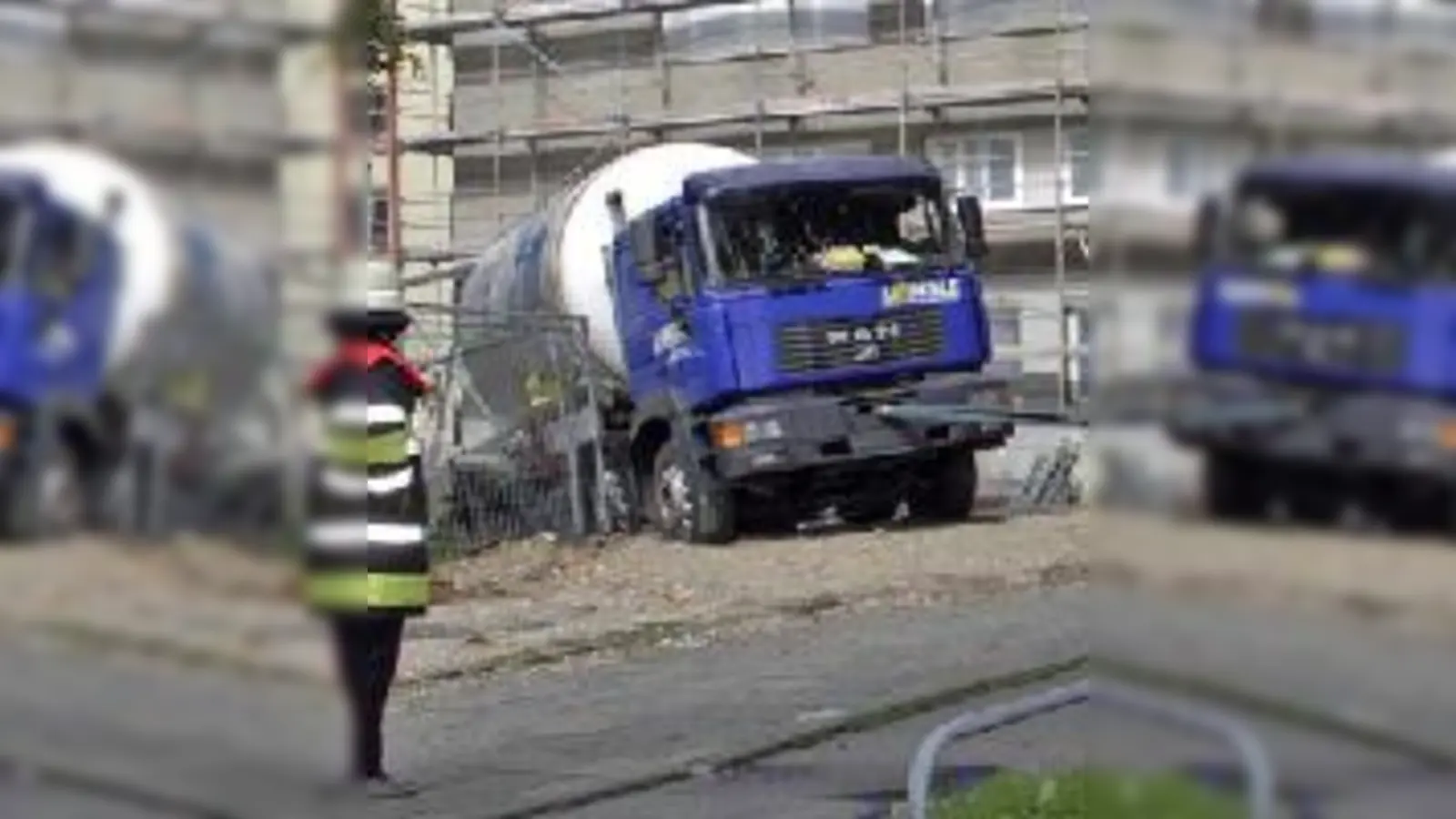 Das war knapp: Feuerwehr sichert Lkw.	 (Foto: FW)