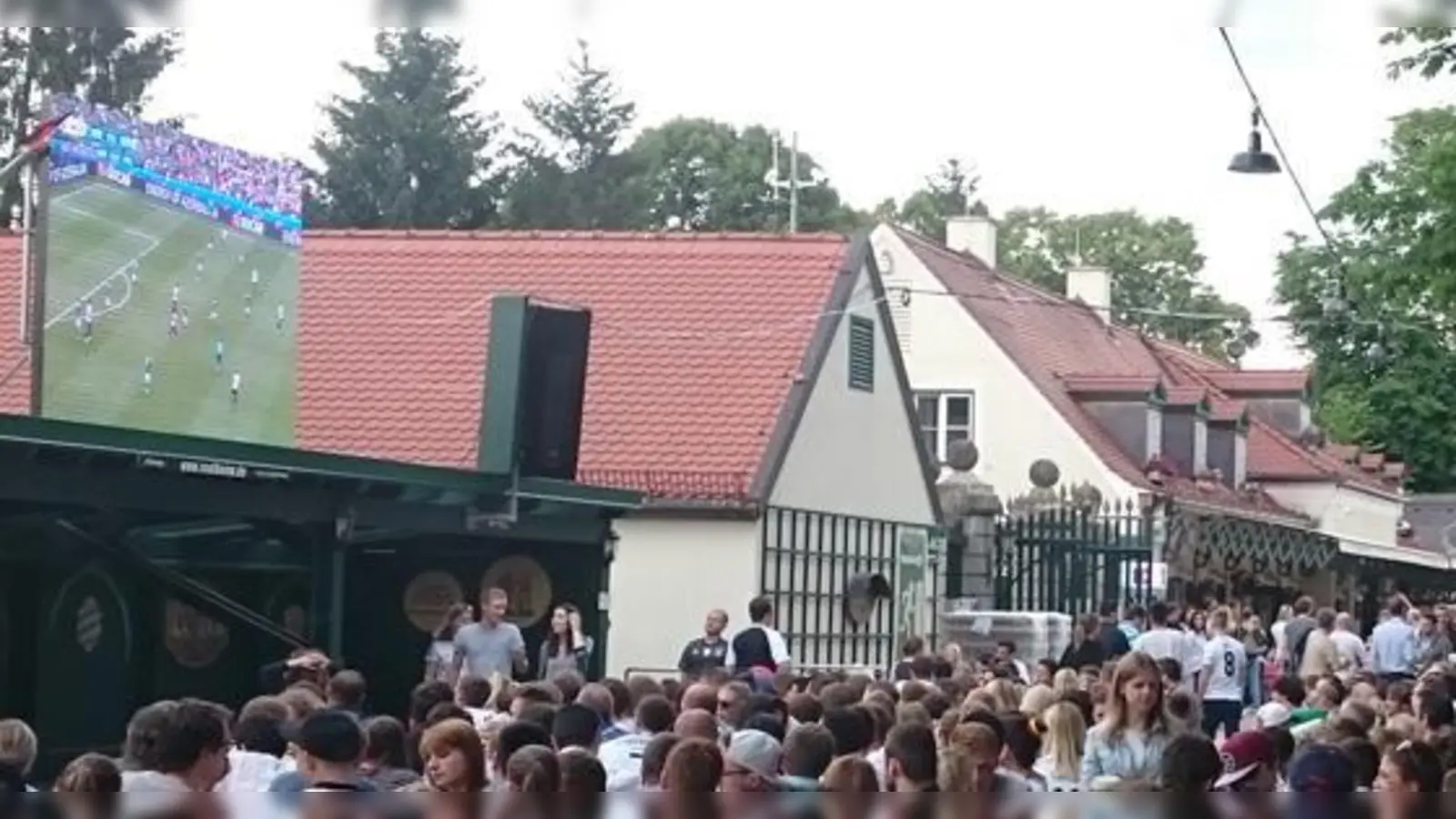 Spiele nach 22.00 Uhr sollten lieber gemeinsam beim Public-Viewing verfolgt werden.	 (Foto: Stefan Dohl)