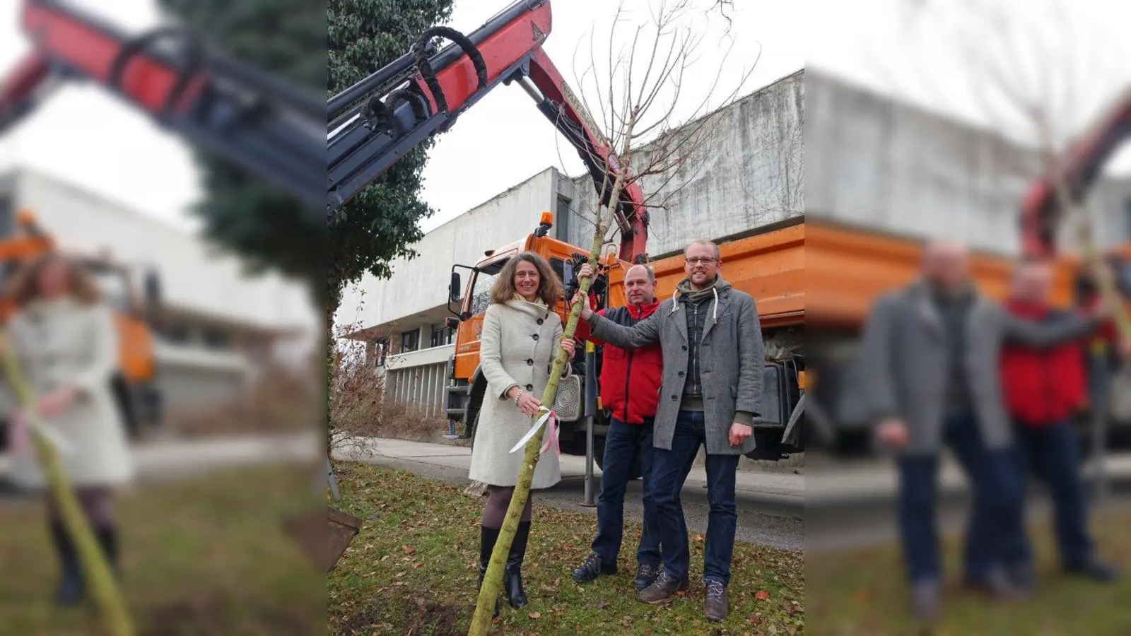 Bürgermeisterin Uta Wüst begrünt ihre Gemeinde eigenhändig. Tatkräftige Hilfe kommt von Helmut Degen, Leiter des Gräfelfinger Betriebshofs, und Roland Strecker (r.) von der Bauverwaltung. (Foto: Birgit Doll)