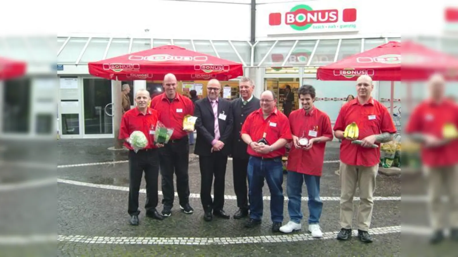 Der Geschäftsführer des Markts Detlef Meßjetz (li.) zusammen mit Wirtschaftsreferent Dieter Reiter und Mitarbeitern des Ladens. 	 (Foto: ikb)