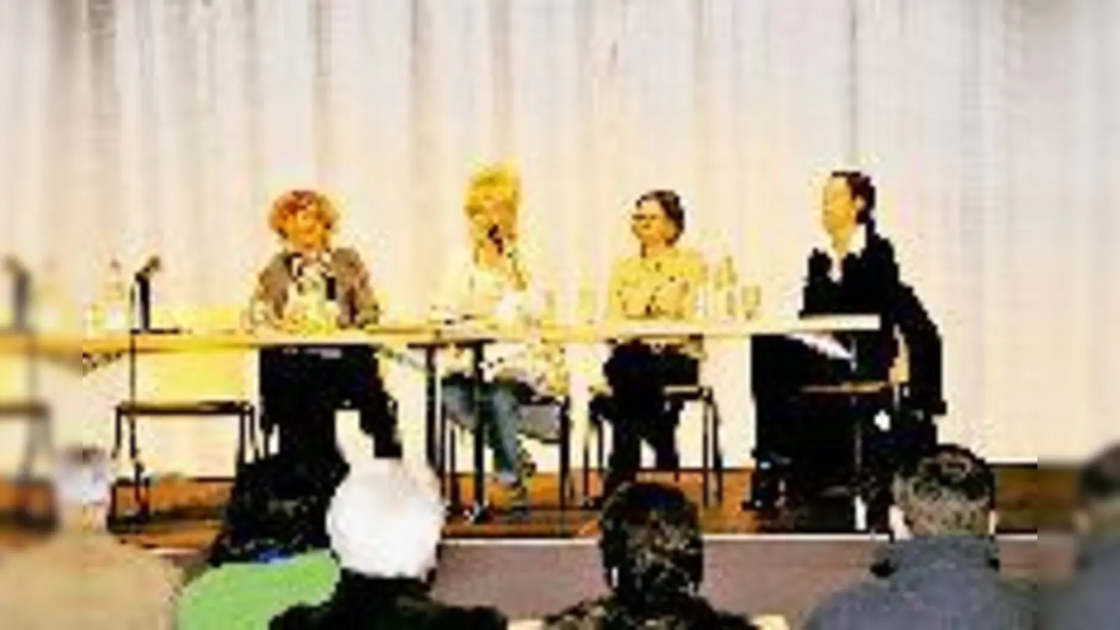 Sylvia Ottes (li.) und ihre Kolleginnen aus dem Kulturreferat sammelten Ideen aus dem Publikum zur Beteiligung an den Kulturtagen.  (Foto: Föll)