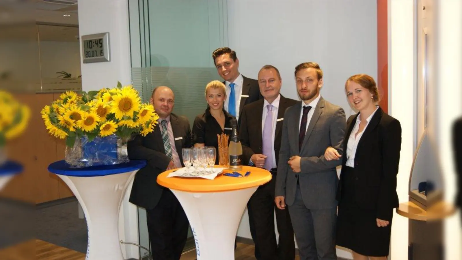 Das Team um Filialdirektor Fabian Hagin (3.v.l.) freut sich, seine Kunden und alle Interessierten nun in der neuen „Altstadt“-Filiale der Münchner Bank eG begrüßen zu dürfen. (Foto: Münchner Bank)