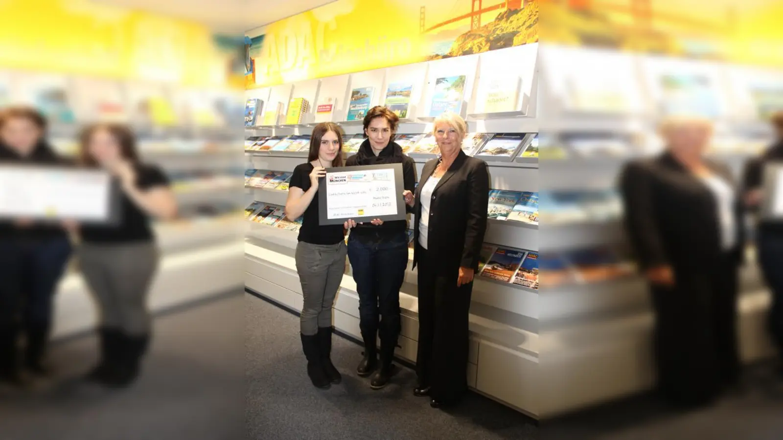 Heike Mayer (r), Vertriebsleitung Reise vom ADAC Reisebüro Südbayern, überreichte Claudia Hofmair und ihrer Tochter Sarah Gülzow den Reisegutschein im Wert von 2.000 Euro. (Foto: E.S.)