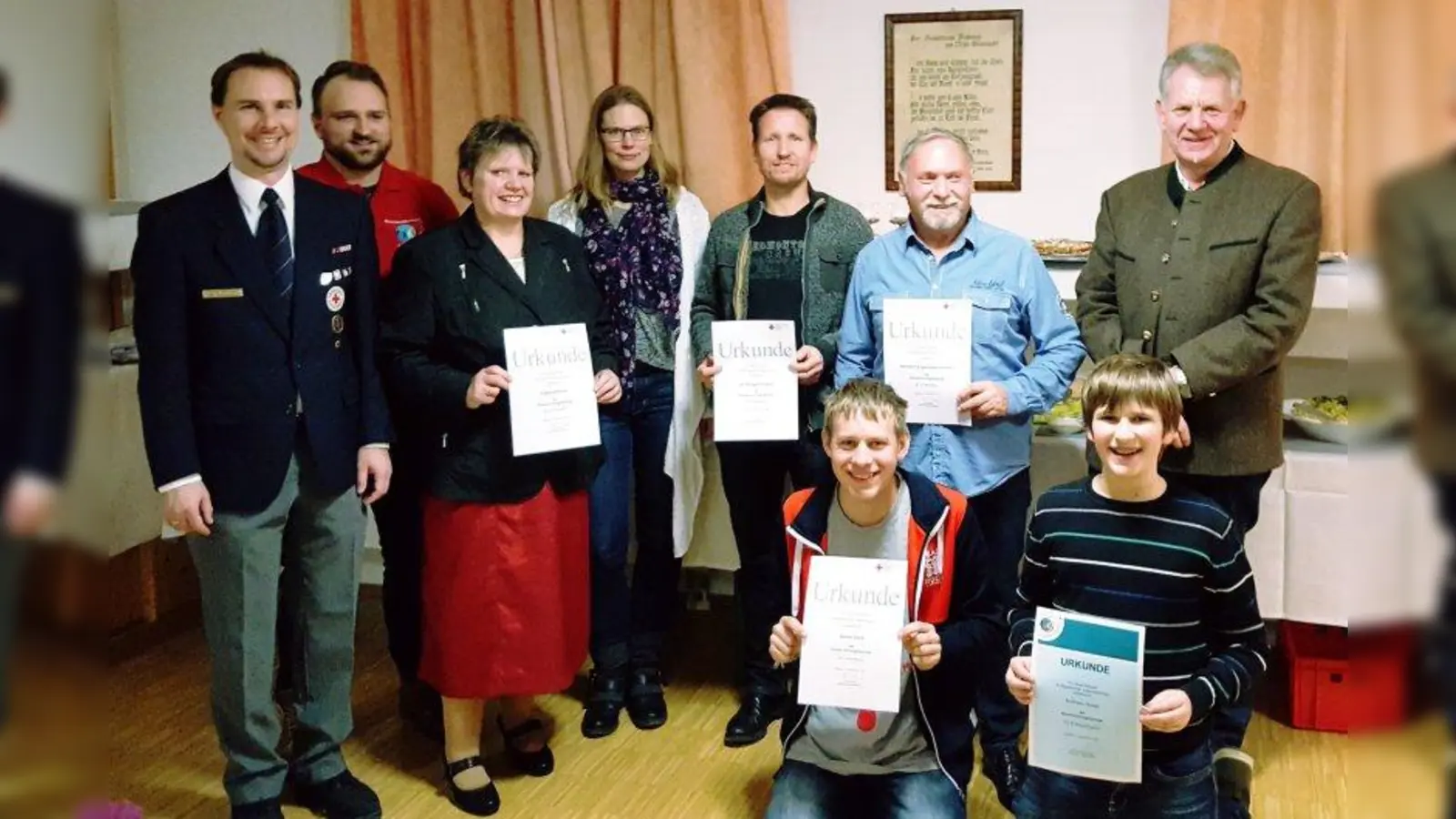 Bereitschaftsleiter Thomas Bieringer, örtlicher JRK Leiter Sebastian Gattinger, Esther Kromik, Alexandra und Philipp Schwarz, Hermann Engelniederhammer, Kreisgeschäftsführer Hans Eberl (von links) sowie Daniel Illich und Andreas Hosse (vorne kniend). (Foto: BRK-Bereitschaft)
