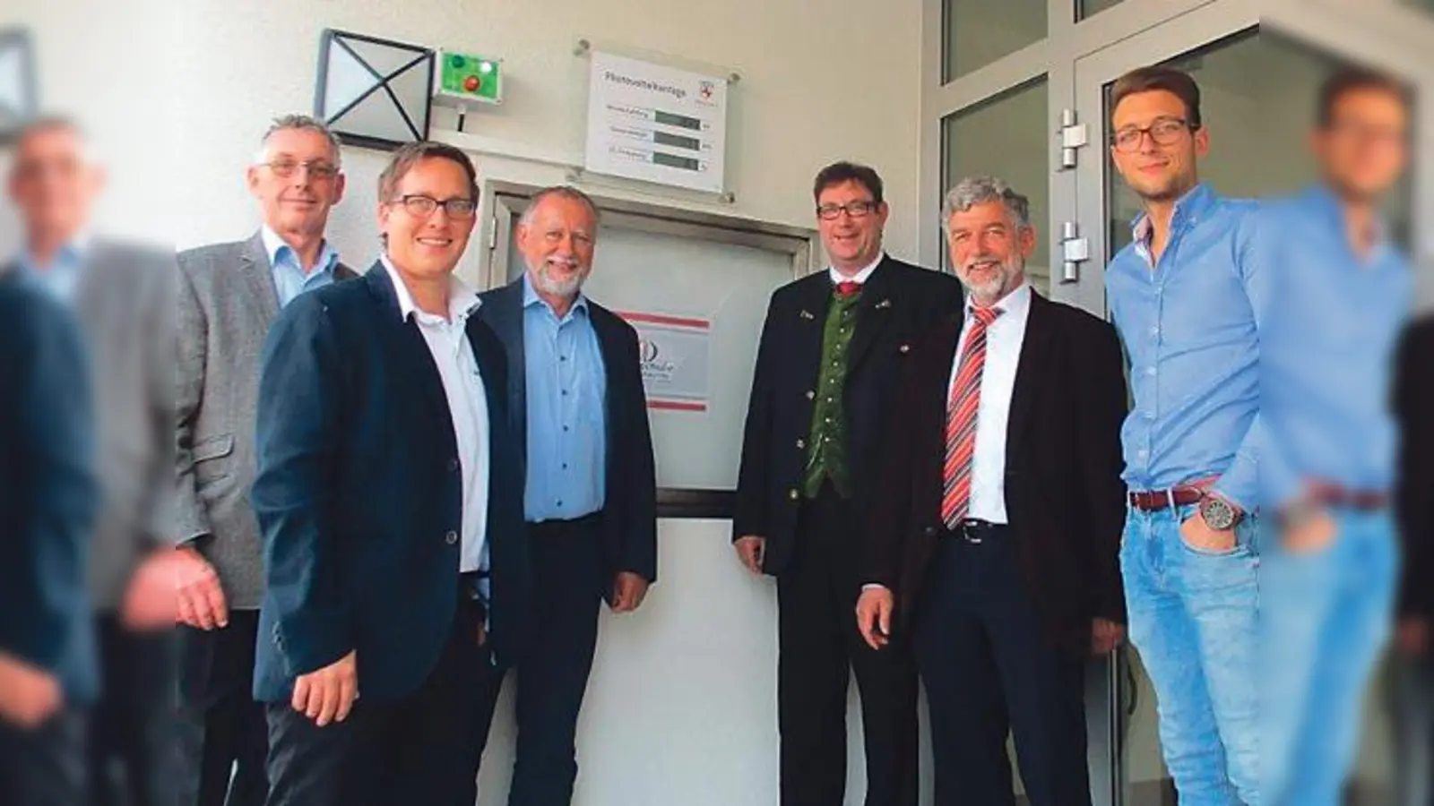 Wolfgang Thomas (EVE), Christoph Steinberger (Fa. Bauer), Rolf Wieder (Ingenieurbüro Wieder), Landrat Martin Bayerstorfer, Josef Hanslmaier (Schulleiter) und Heiko Lallinger (Ingenieurbüro Wieder, v.li.) an der Leistungsanzeige.	 (Foto: LRA)