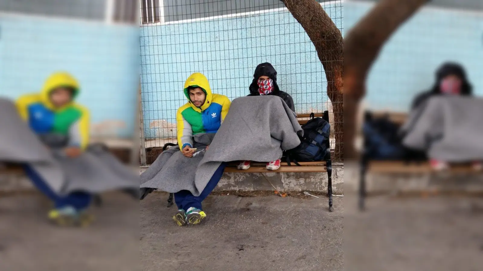 Mit trüben Mienen warten die Flüchtlinge auf dem Foto von Abolfazl auf eine ungewisse Zukunft. (Foto: Feierwerk)