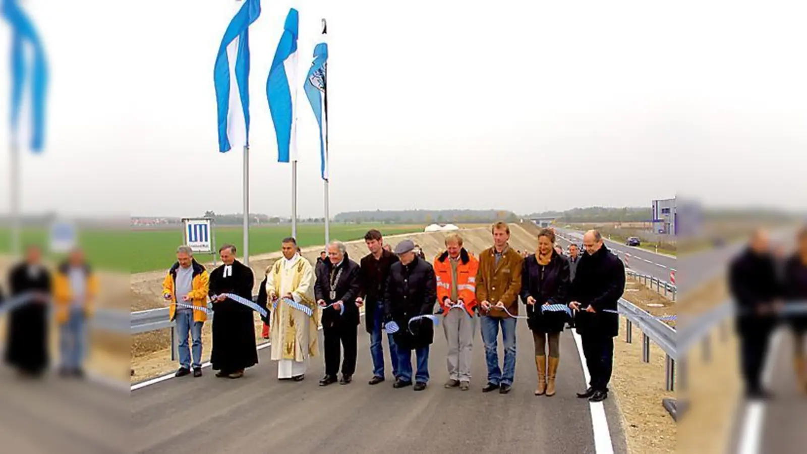 Die Pfarrer Krauth und Erazo, sowie Bürgermeister Helmut J. Englmann (2., 3. und 4. v. li.) beim Durchschneiden des Bandes.	 (Foto: Gemeinde Aschheim)