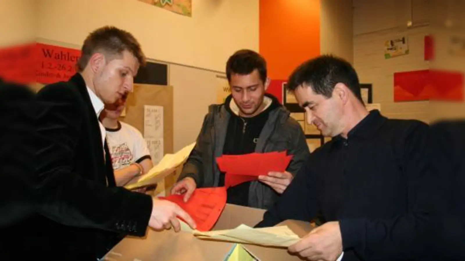 Die Wahlvorstände (v.l.) Branco Subar, Kilinc Emrah und Ismail Sahin beim Auszählen der Stimmen nach der Wahl zum Kinder- und Jugendrat des MKJZ. (Foto: tg)