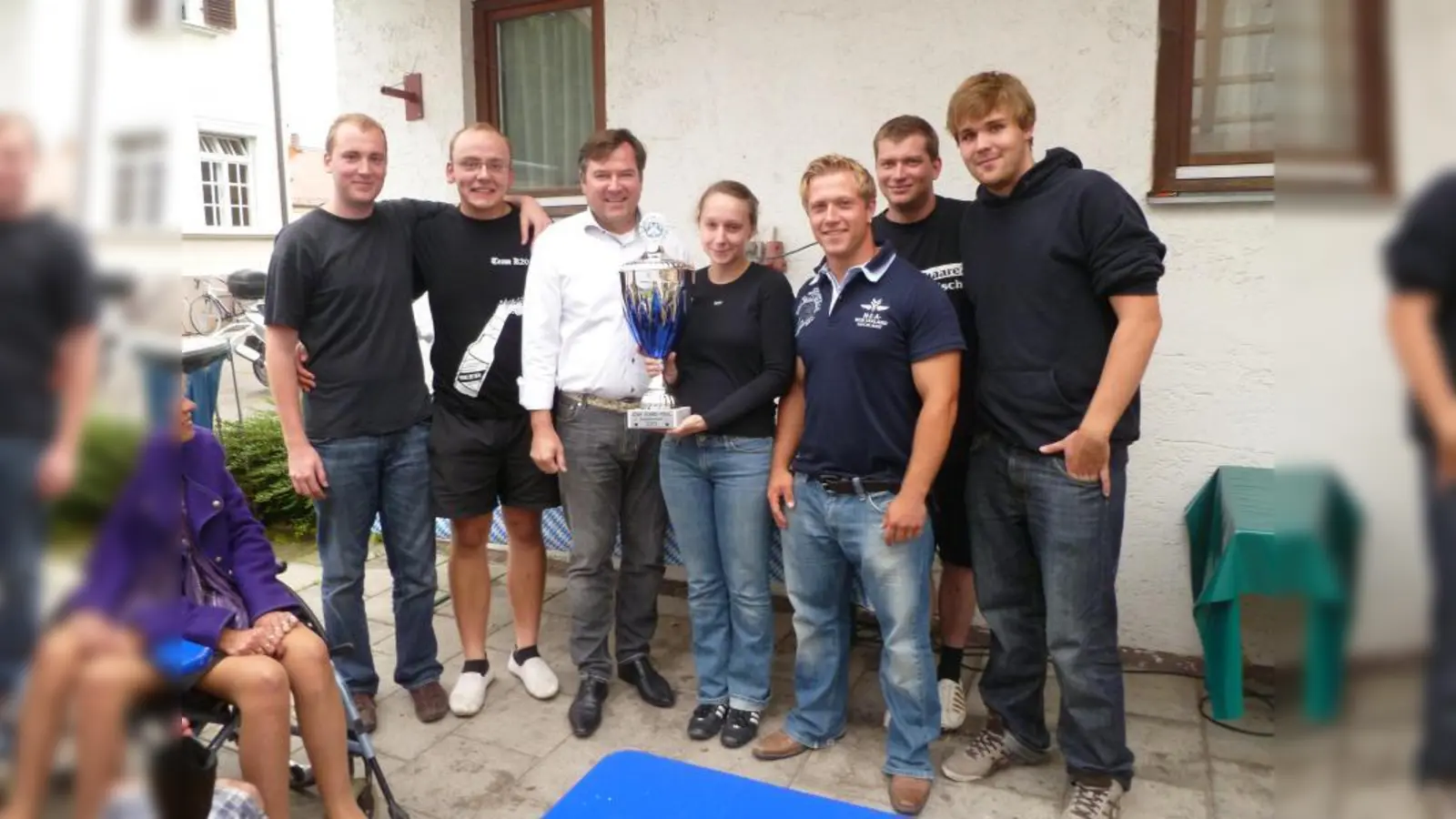 Siegerehrung: Josef Schmid (3.v.l.) überreicht den Gewinnern den Pokal; 3.v.r.: der Vorsitzende JU Allach-Untermenzing, Florian Sperl (Foto: pi)