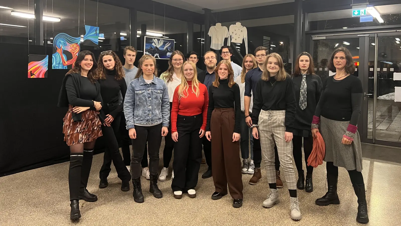 „Bilder der Macht” haben die Schülerinnen und Schüler des W-Seminars Kunst (unter Leitung von Elisabeth Güllich, rechts) ihre Ausstellung im Gymnasium Starnberg genannt. (Foto: Susanne Hauck)