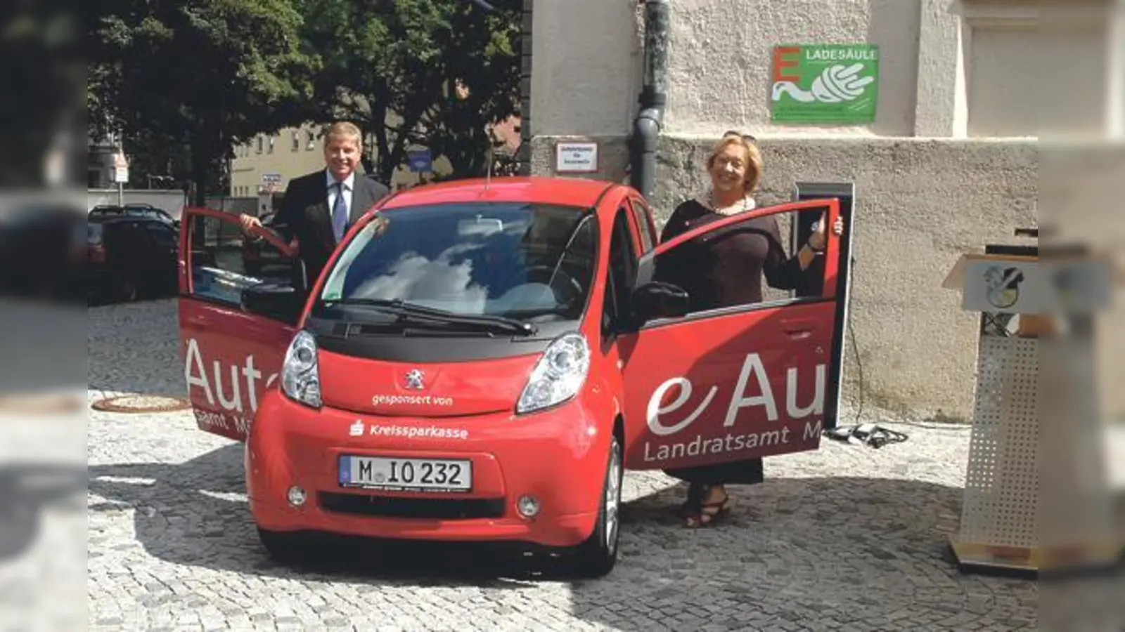 Landrätin Rumschöttel mit Walter Fichtel von der Kreisparkasse München Starnberg Ebersberg bei der Übergabe des Elektroautos. 	 (Foto: Landratsamt München)