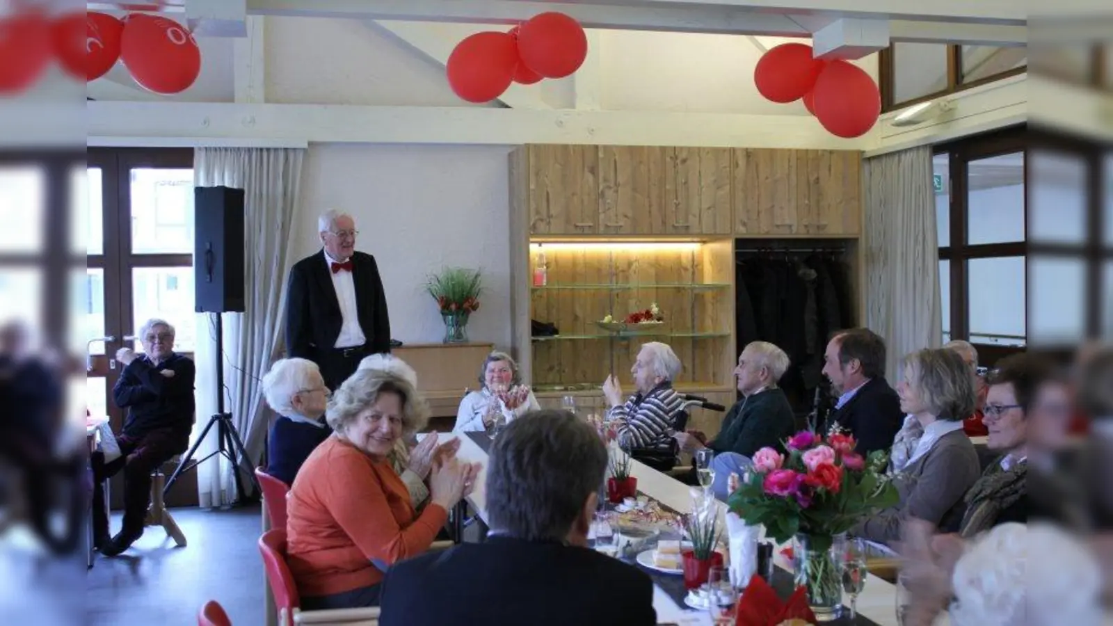 Künstler Frederik alias Herbert-F. Wagner sorgt ehrenamtlich für gute Stimmung im Heim. Auch zur Eröffnung der Cafeteria sang er unter großem Beifall der Zuhörer. (Foto: us)