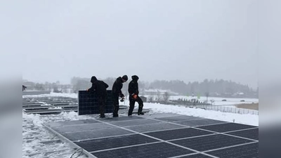 Ganz nach dem Motto des EBERwerks „Wir haben Energie“ wurde auch bei winterlichen Bedingungen an der Solaranlage gearbeitet. (Foto: VA)