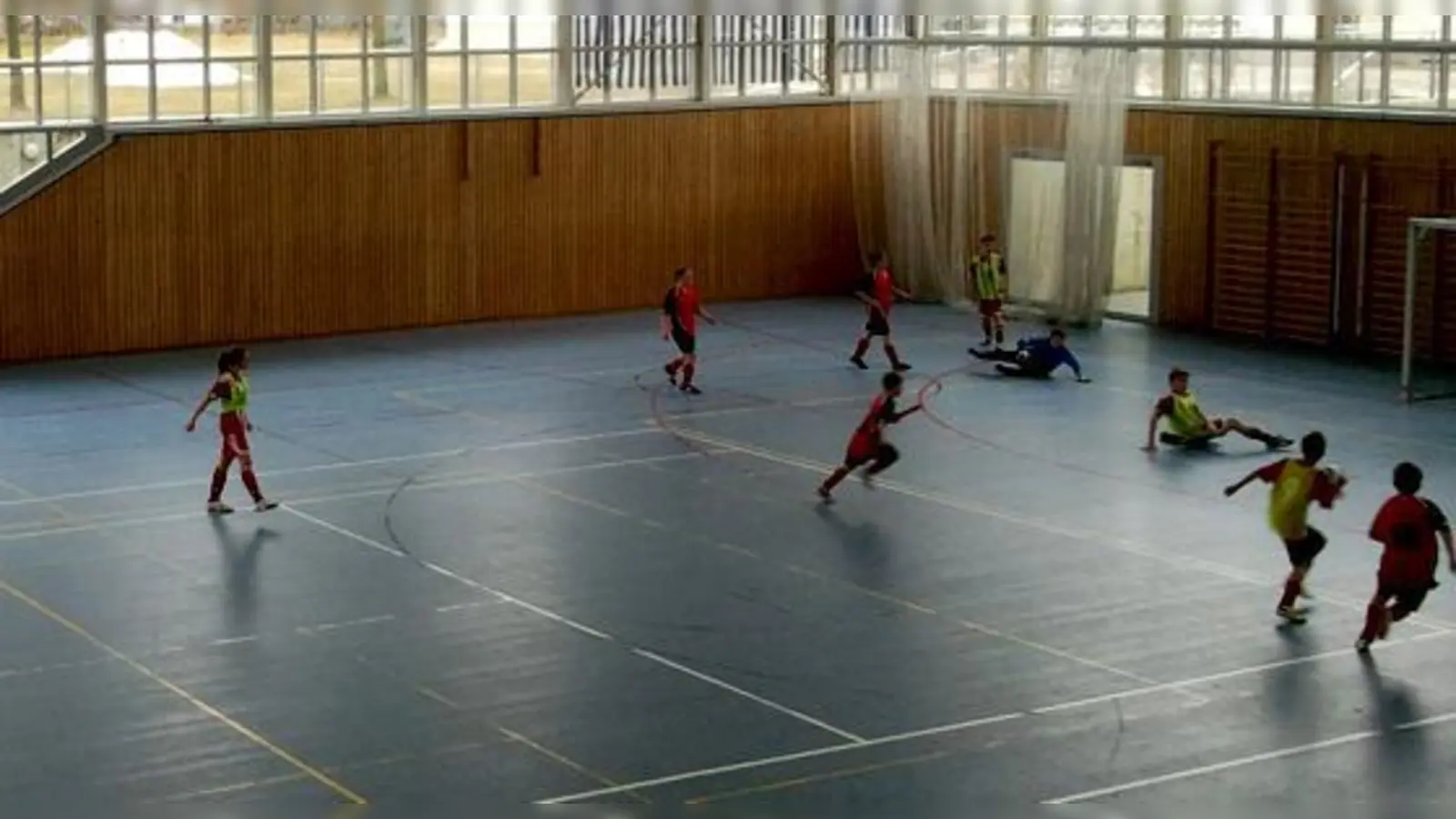 Die Buben und Mädchen kämpften mit viel Einsatz beim ersten JFG Hallenturnier.	 (Foto: VA)