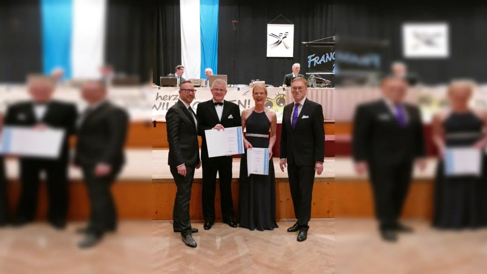 Monika Maschall und Thomas Koterba  erhielten die Ehrennadel des LTVB in Bronze. (Foto: TSA Weilheim)
