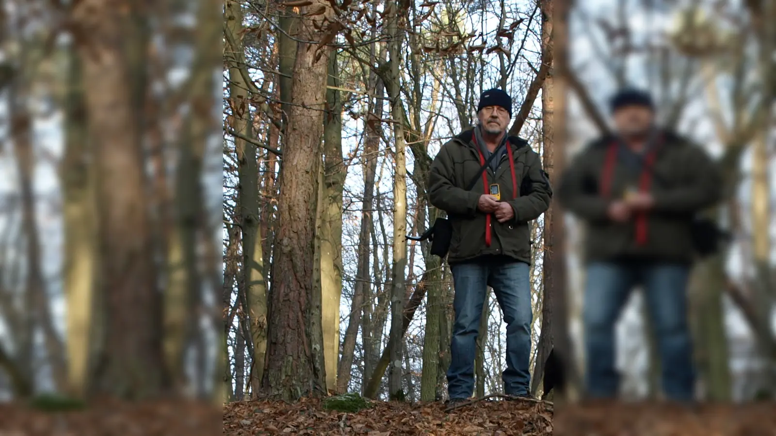 Heimatforscher Rudolf Koller spricht über die „Schrazllöcher”, die oft unter alten Bauernhöfen, Kirchen oder auch Friedhöfen angelegt wurden. (Foto: Josef Weichenberger )