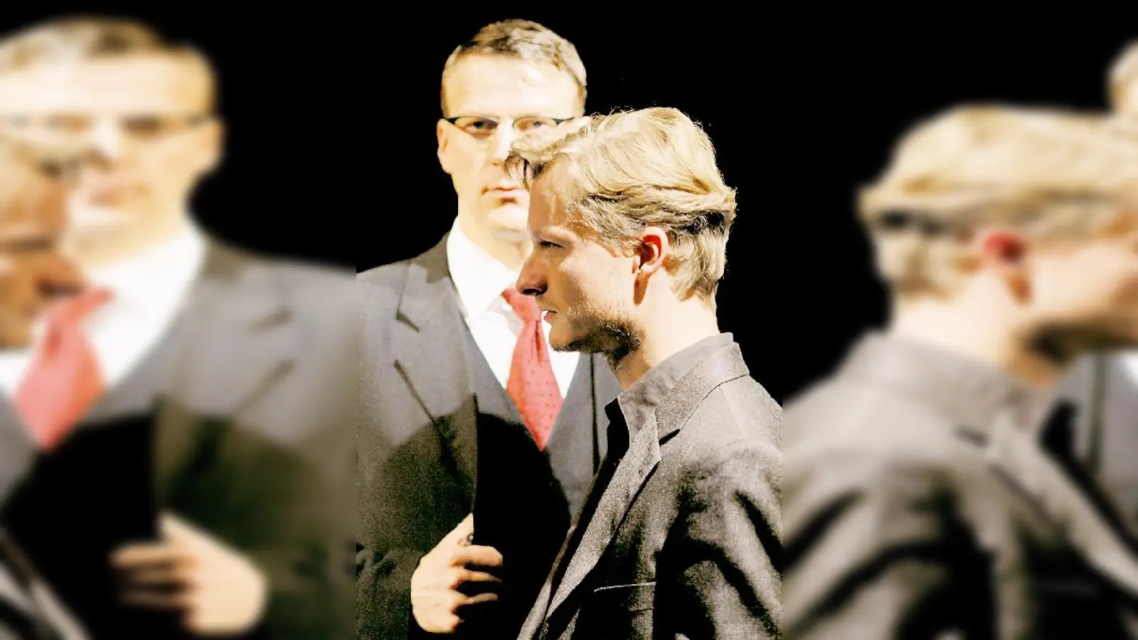 Alexander Netschajew (hinten) und Sebastian Hofmüller (vorne) lesen Kressmann Taylor.	 (Foto: S. Pavek)